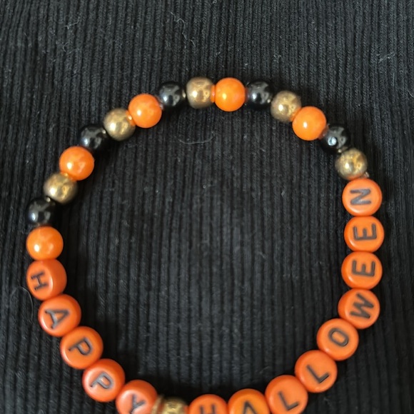 Stretchy Happy Halloween bracelet with pumpkin charm - Picture 3 of 3